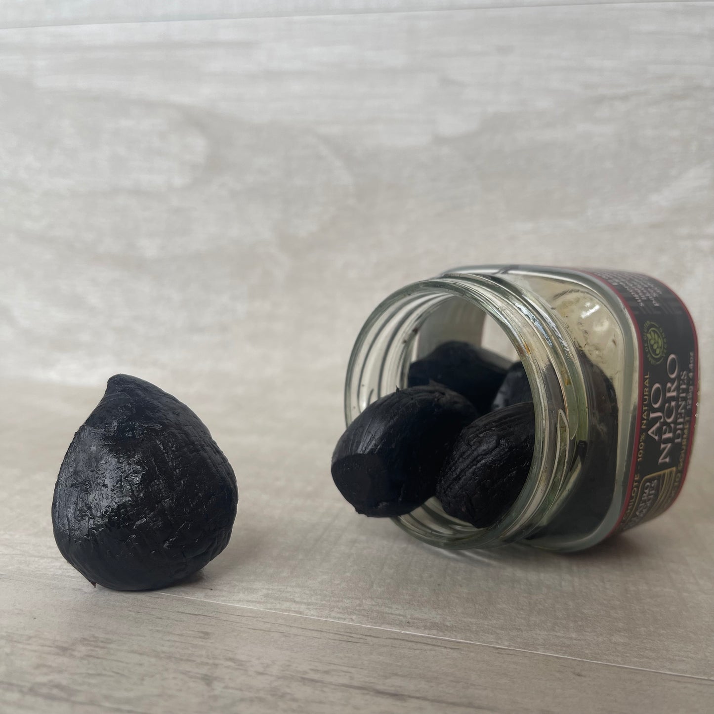 Selección Maestra: 2 pasta de ajo negro 125gr c/u + 1 frasco dientes pelado de ajo negro 125gr + 1 Aceite de oliva emulsionado con ajo negro + Ebook con 12 recetas.