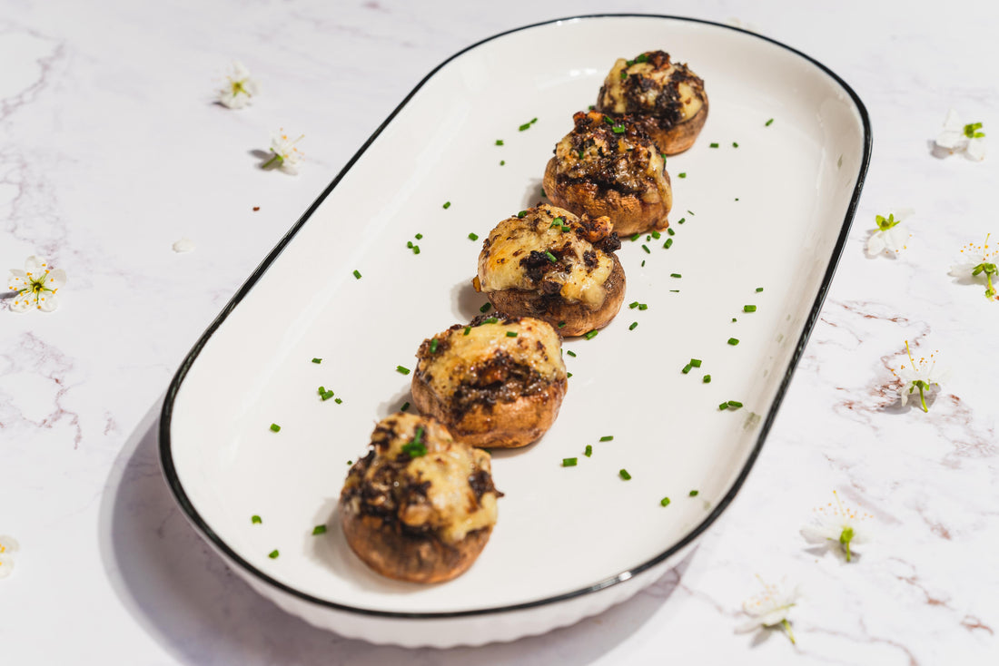 Champiñon Relleno con Queso Azul, Ajo Negro Chilote y Nuez
