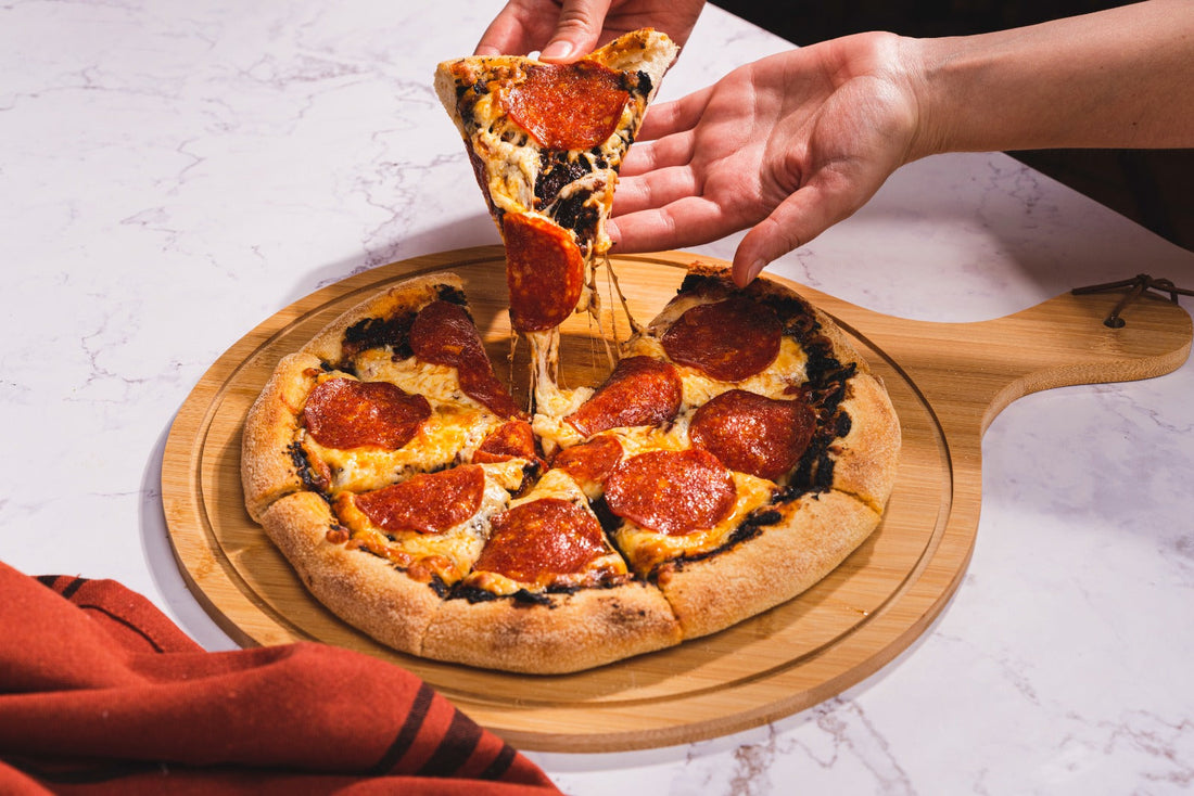 Pizza Pepperoni y Ajo Negro Chilote
